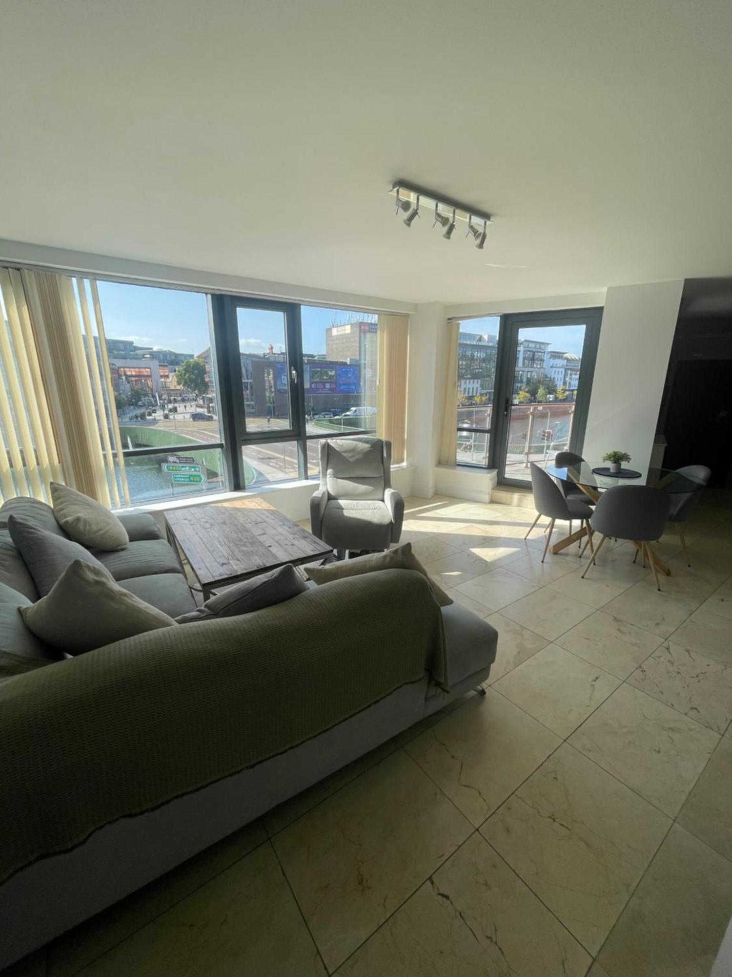 Fabulous And Sunny 2 Bed Apartment, In City Centre Корк Екстериор снимка