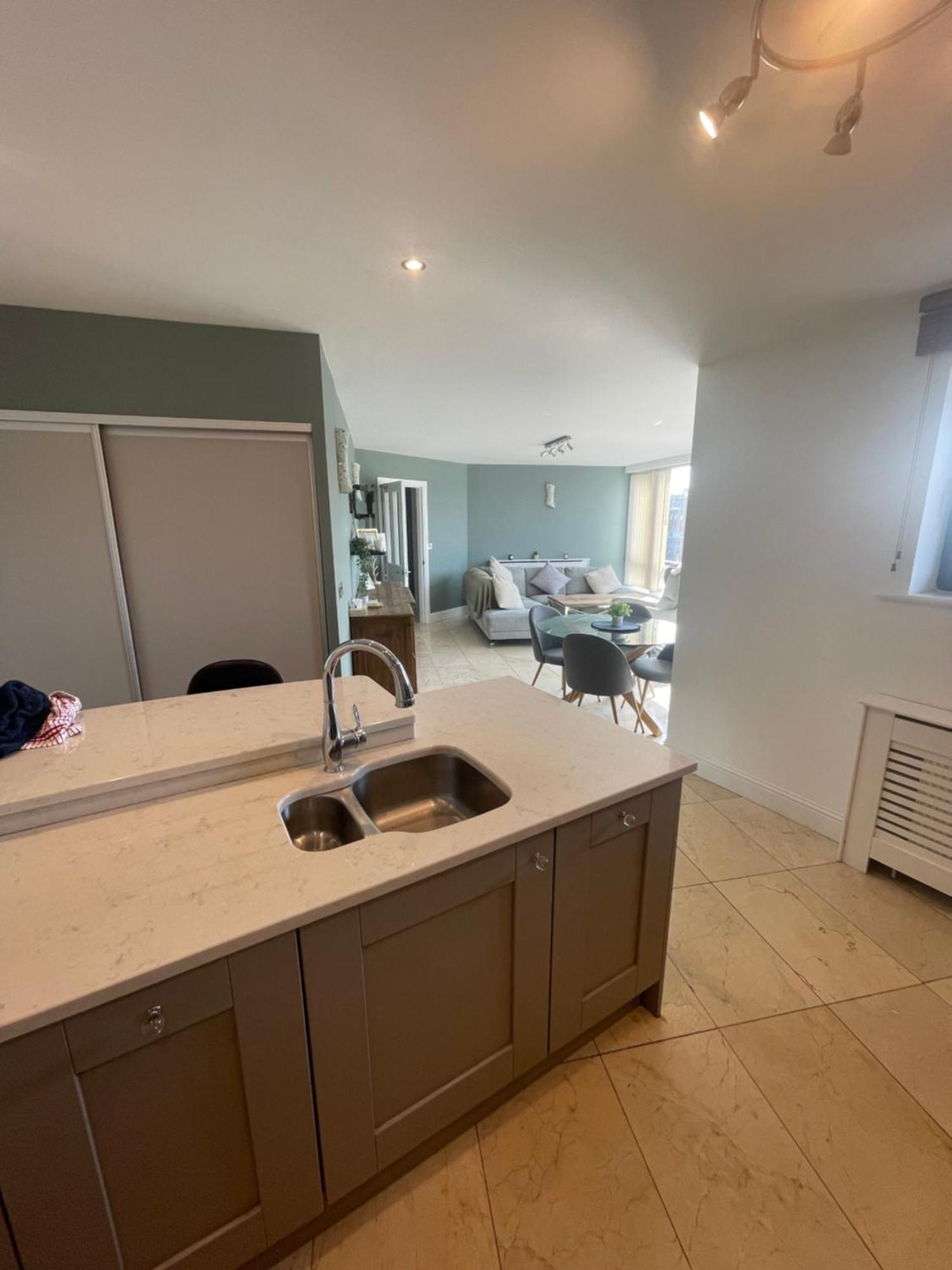 Fabulous And Sunny 2 Bed Apartment, In City Centre Корк Екстериор снимка